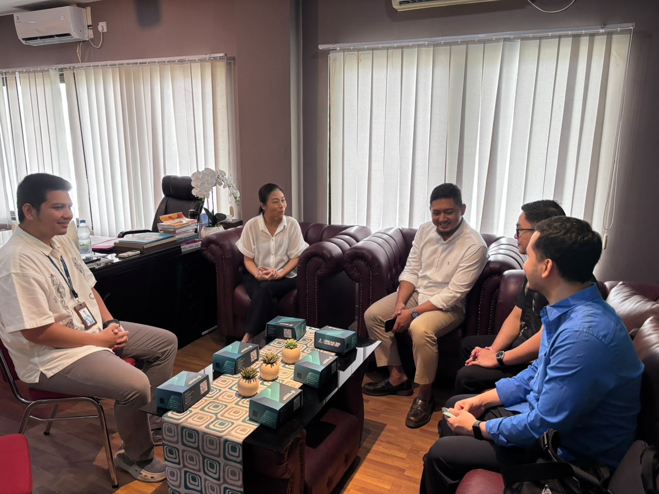 Discussion session between the Deakin University delegation and Primakara University's International Office